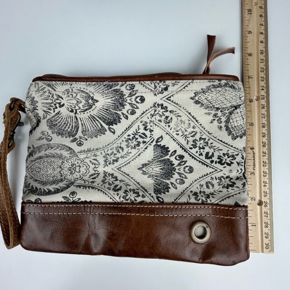 MYRA LEATHER CROSSBODY AND WRISTLET SET LOT - Picture 11 of 13